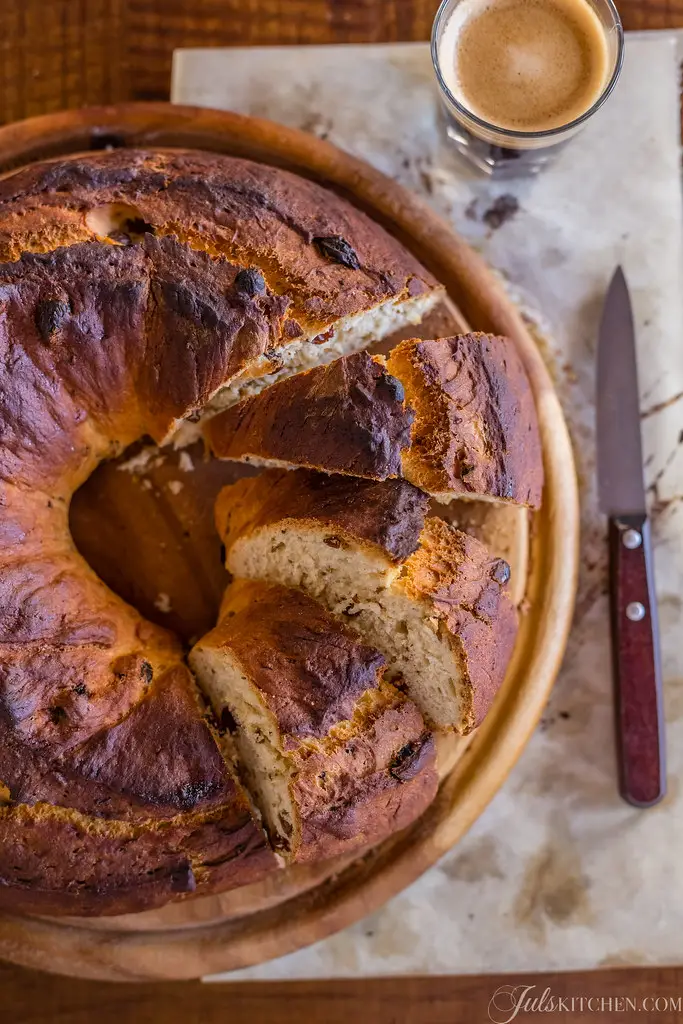 Buccellato bread